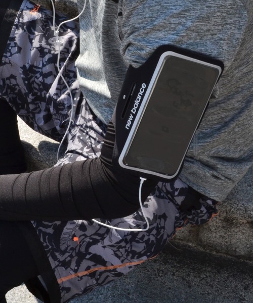 NEW BALANCE（ニューバランス）の「new balance アームバンド スポーツ ランニング グッズ ポーチ スマートフォン（スポーツグッズ・メンズ・ブラック/グレー・ONE SIZE）」の17枚目の写真