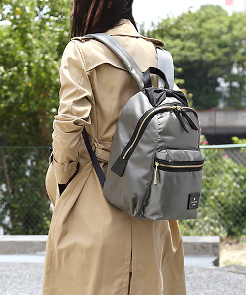 LANVIN en Bleu（ランバンオンブルー）の「トロカデロ リボンモチーフ ナイロンリュック（バックパック/リュック・レディース・ブラック/グリーン/カーキ/ネイビー/パープル/シルバー/ゴールド/オリーブ/グレー/ベージュ/ブルー/ピンク/シャンパン/ブラウン/グレイッシュベージュ/ベージュ系その他/ネイビー系・フリー/FREE）」の2枚目の写真