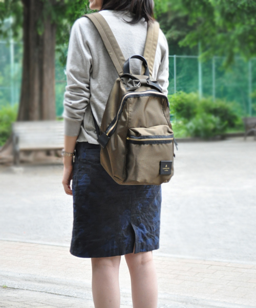 LANVIN en Bleu（ランバンオンブルー）の「トロカデロ リボンモチーフ ナイロンリュック（バックパック/リュック・レディース・ブラック/グリーン/カーキ/ネイビー/パープル/シルバー/ゴールド/オリーブ/グレー/ベージュ/ブルー/ピンク/シャンパン/ブラウン/グレイッシュベージュ/ベージュ系その他/ネイビー系・フリー/FREE）」の8枚目の写真