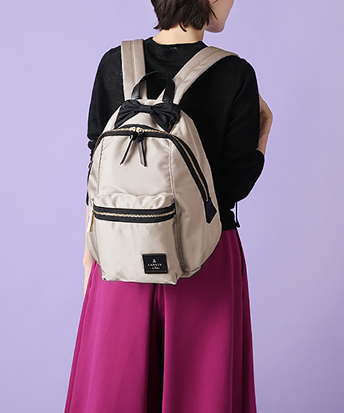 LANVIN en Bleu（ランバンオンブルー）の「トロカデロ リボンモチーフ ナイロンリュック（バックパック/リュック・レディース・ブラック/グリーン/カーキ/ネイビー/パープル/シルバー/ゴールド/オリーブ/グレー/ベージュ/ブルー/ピンク/シャンパン/ブラウン/グレイッシュベージュ/ベージュ系その他/ネイビー系・フリー/FREE）」の5枚目の写真