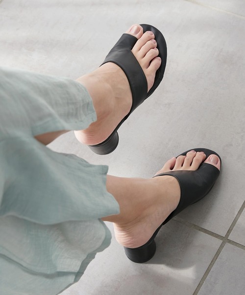 KOBE LETTUCE（コウベレタス）の「サムループトングサンダル（サンダル・レディース・ブラウン/ブラック/パイソン・L/LL/M/S）」の2枚目の写真