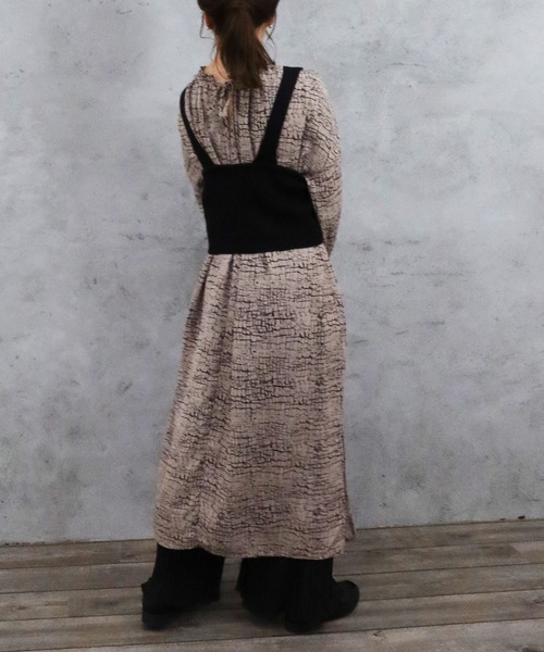 Riberry(リベリー)の「パイソン柄ギャザーワンピース(ワンピース・レディース・ベージュ/アイボリー/モカ・MEDIUM)」の12枚目の写真