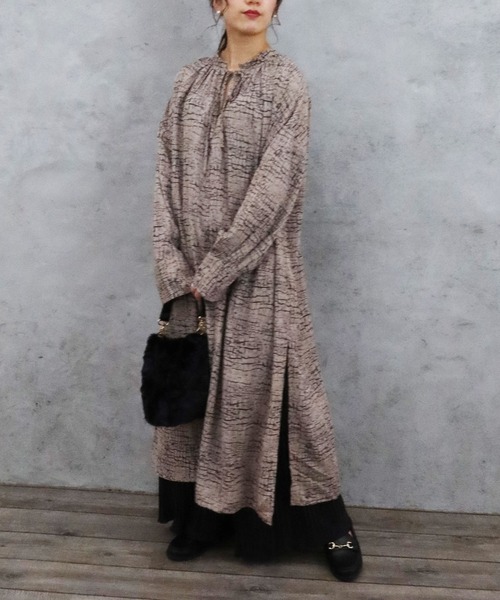 Riberry(リベリー)の「パイソン柄ギャザーワンピース(ワンピース・レディース・ベージュ/アイボリー/モカ・MEDIUM)」の13枚目の写真