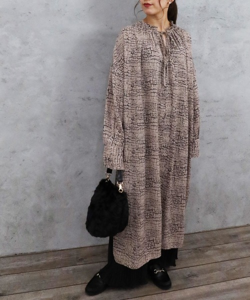 Riberry(リベリー)の「パイソン柄ギャザーワンピース(ワンピース・レディース・ベージュ/アイボリー/モカ・MEDIUM)」の14枚目の写真
