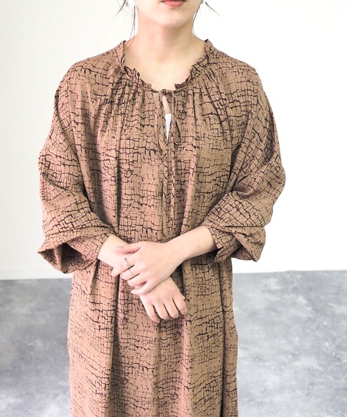 Riberry(リベリー)の「パイソン柄ギャザーワンピース(ワンピース・レディース・ベージュ/アイボリー/モカ・MEDIUM)」の20枚目の写真
