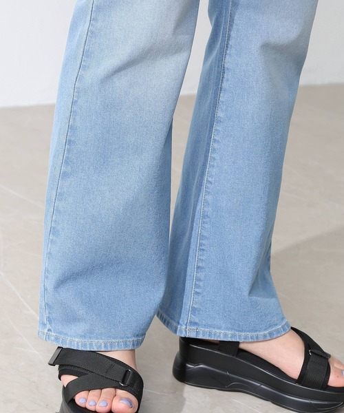 Honeys(ハニーズ)の「デニムフレアパンツ(デニムパンツ・レディース・ホワイト/ブルー/ライトインディゴブルー・S/M/L)」の6枚目の写真