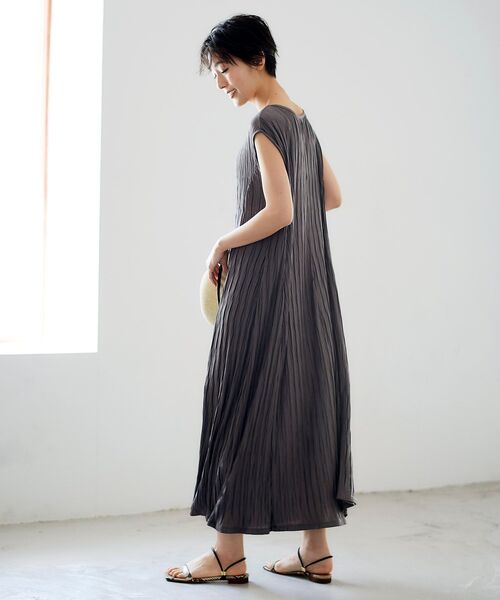 le.coeur blanc（ルクールブラン）の「テンジクプリーツワンピース（ワンピース・レディース・ブラック/モカ・38）」の14枚目の写真