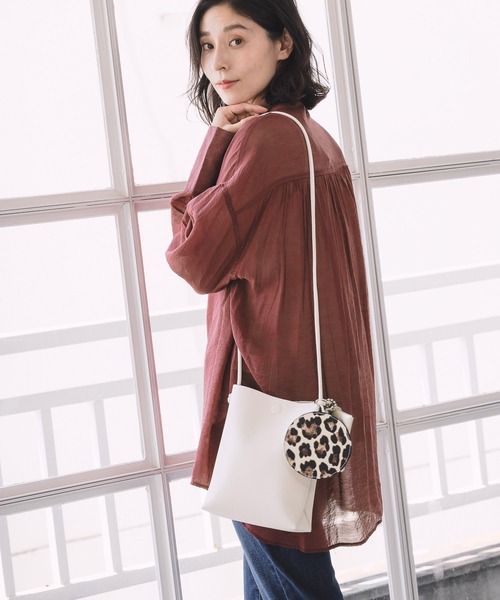 LEPSIM（レプシィム）の「【驚くほど、かるーーーい】２Ｐポーチミニショルダー　956458（ショルダーバッグ・レディース・ブラック/アイボリー/モカ/パイソン/ブラウン・ONE SIZE）」の2枚目の写真