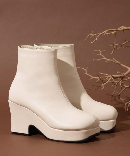 NEUNA(ヌナ)の「トラックソール厚底ヴィーガンレザーレザーブーツ(ブーツ・レディース・ブラック/ブラウン/アイボリー・SMALL/MEDIUM/LARGE)」の2枚目の写真