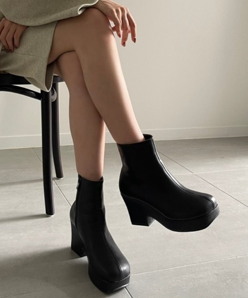 NEUNA(ヌナ)の「トラックソール厚底ヴィーガンレザーレザーブーツ(ブーツ・レディース・ブラック/ブラウン/アイボリー・SMALL/MEDIUM/LARGE)」の3枚目の写真