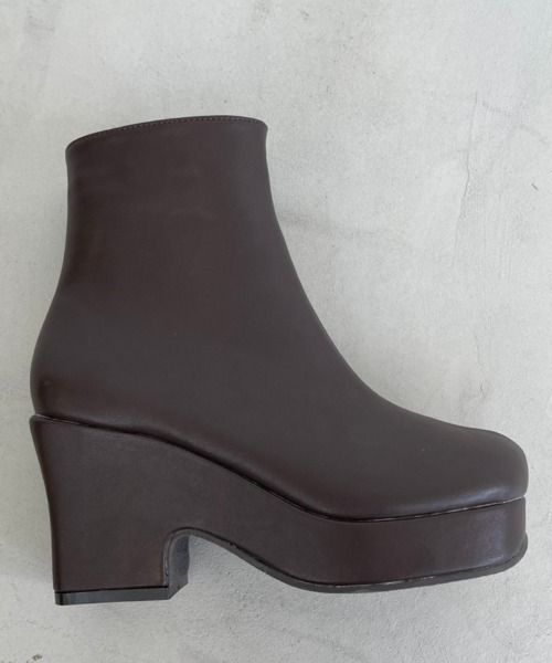 NEUNA(ヌナ)の「トラックソール厚底ヴィーガンレザーレザーブーツ(ブーツ・レディース・ブラック/ブラウン/アイボリー・SMALL/MEDIUM/LARGE)」の4枚目の写真