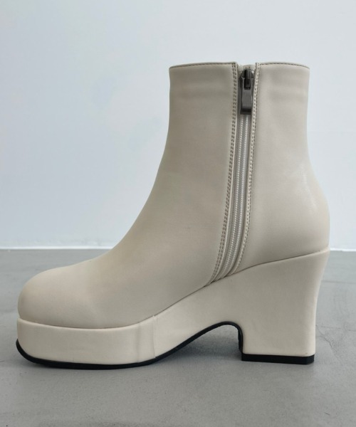 NEUNA(ヌナ)の「トラックソール厚底ヴィーガンレザーレザーブーツ(ブーツ・レディース・ブラック/ブラウン/アイボリー・SMALL/MEDIUM/LARGE)」の22枚目の写真