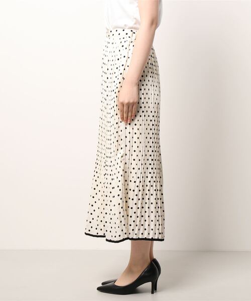 Jines（ジネス）の「ドットプリントプリーツスカート（スカート・レディース・ブラック/ベージュ・38）」の4枚目の写真