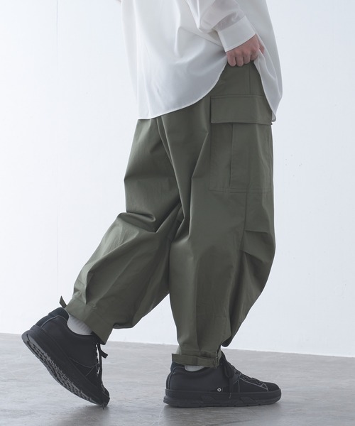 Alpinus（アルピナス）の「Alpinus - side buckle balloon cargo pants / サイドバックルバルーンカーゴパンツ（カーゴパンツ・メンズ・ブラック/グレイッシュベージュ/カーキ・SMALL/MEDIUM）」の3枚目の写真