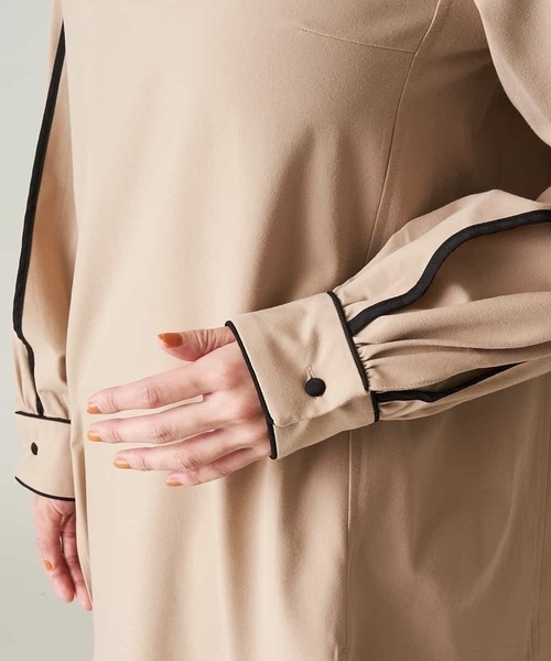 A de a.v.v（アードアー・ヴェ・ヴェ）の「配色パイピングハイネックブラウス（シャツ/ブラウス・レディース・ブラック/ベージュ・38/36）」の14枚目の写真