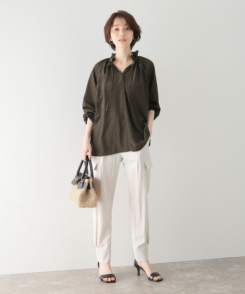 La TOTALITE（ラトータリテ）の「《追加》フリルギャザーブラウス（シャツ/ブラウス・レディース・ホワイト/ブラック/カーキ/ブラック系その他・FREE）」の6枚目の写真