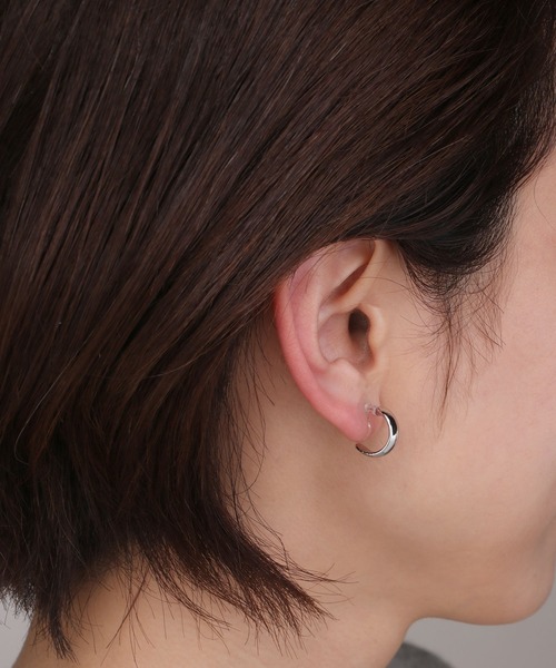 Manon's Selection(マノンズセレクション)の「シングルラインハーフフープイヤリング(イヤリング・レディース・シルバー/ゴールド・ONE SIZE)」の4枚目の写真