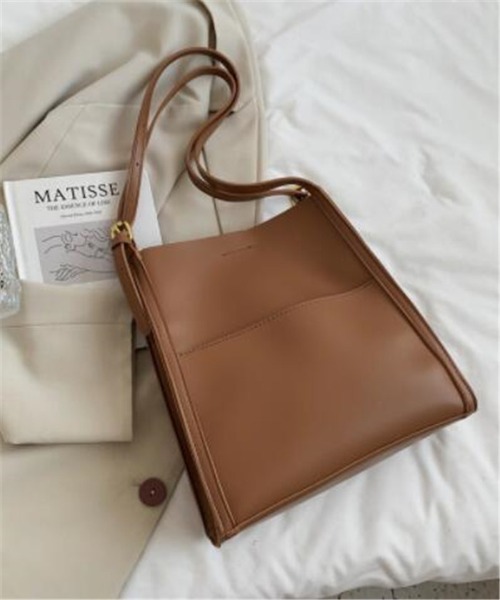 LA VORAGINE（ラ ヴォラジネ）の「外ポケットスクエアショルダーバッグ