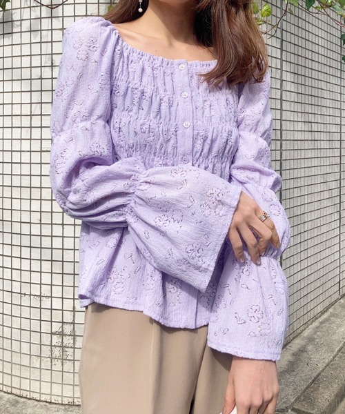 Brownie（ブラウニー）の「Brownie 前後2WAY フラワーカットソー シャーリングプルオーバー（Tシャツ/カットソー・レディース・アイボリー/パープル/ブラック/サックスブルー・FREE）」の4枚目の写真