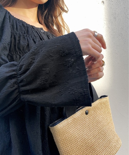 Brownie（ブラウニー）の「Brownie 前後2WAY フラワーカットソー シャーリングプルオーバー（Tシャツ/カットソー・レディース・アイボリー/パープル/ブラック/サックスブルー・FREE）」の17枚目の写真