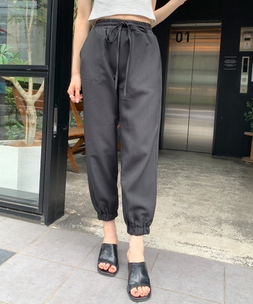 OLIVE des OLIVE（オリーブデオリーブ）の「スタイルアップジョガーパンツ（その他パンツ・レディース・ブラック/アイボリー・FREE）」の4枚目の写真