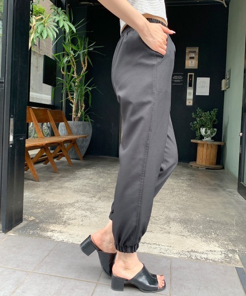 OLIVE des OLIVE（オリーブデオリーブ）の「スタイルアップジョガーパンツ（その他パンツ・レディース・ブラック/アイボリー・FREE）」の5枚目の写真