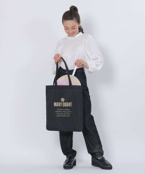 【お洒落♪】MARY QUANT ピカチュウゴールドロゴプリント トート MARY QUANT（マリークワント）の「ピカチュウゴールドロゴ