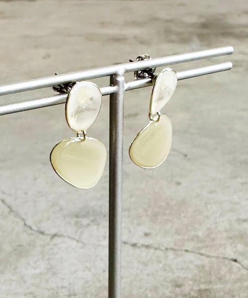 The Rule(ザルール)の「The Rule ザルール : Gloss epoxy 揺れるツートンピアス(ピアス(両耳用)・レディース・ブルー/ライトグリーン/アイボリー・FREE)」の6枚目の写真
