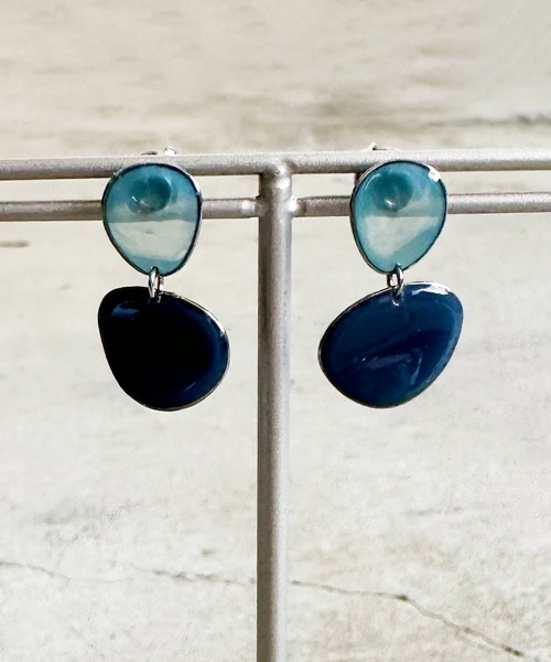The Rule(ザルール)の「The Rule ザルール : Gloss epoxy 揺れるツートンピアス(ピアス(両耳用)・レディース・ブルー/ライトグリーン/アイボリー・FREE)」の9枚目の写真