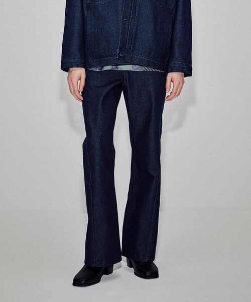 tk.TAKEO KIKUCHI(ティーケータケオキクチ)の「◆ツイストフレアデニムパンツ(デニムパンツ・メンズ・ブラック系3/ネイビー系3・02/03)」の2枚目の写真