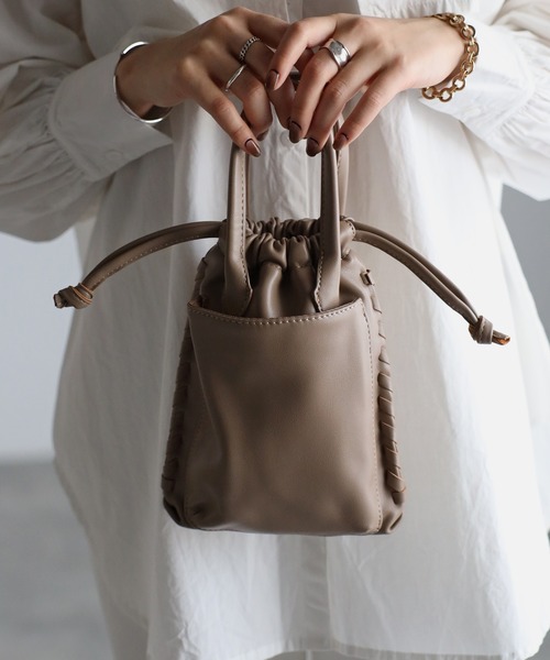 GUSCIO(グッシオ)の「【グッシオベーシック】スマホポケット付き2WAY巾着型ミニポシェット(ショルダーバッグ・レディース・アイボリー/ブラック/グレイッシュベージュ/グリーン/ピンク・FREE)」の4枚目の写真