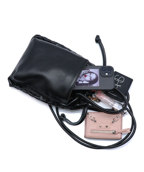 GUSCIO(グッシオ)の「【グッシオベーシック】スマホポケット付き2WAY巾着型ミニポシェット(ショルダーバッグ・レディース・アイボリー/ブラック/グレイッシュベージュ/グリーン/ピンク・FREE)」の9枚目の写真
