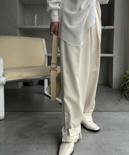 WILLFULLY（ウィルフリー）の「hem flap button side open tuck tapered PT（その他パンツ・レディース・チャコールグレー/キナリ・FREE）」の3枚目の写真