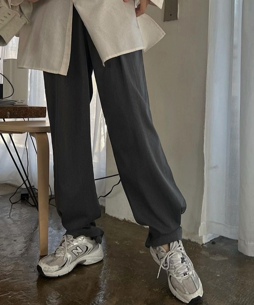 WILLFULLY（ウィルフリー）の「hem flap button side open tuck tapered PT（その他パンツ・レディース・チャコールグレー/キナリ・FREE）」の4枚目の写真