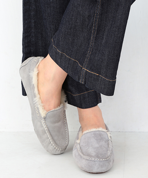 Ray BEAMS（レイビームス）の「UGG Australia / "Ansley" モカシン（モカシン/デッキシューズ・レディース・ワイン/ライトグレー/ライトブラウン・8/6/7/5）」の2枚目の写真