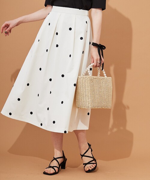 couture brooch(クチュールブローチ)の「◆【抜群の存在感でコーデの主役になる一着。】ポルカドットタックスカート(スカート・レディース・ブラック系/アイボリー系・36/38/40/42)」の1枚目の写真