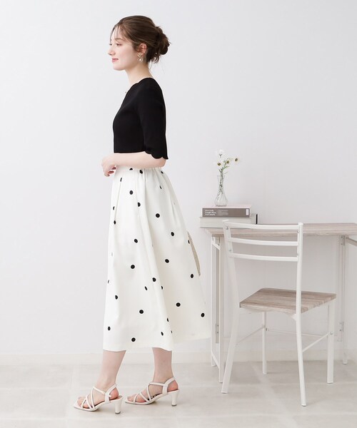 couture brooch(クチュールブローチ)の「◆【抜群の存在感でコーデの主役になる一着。】ポルカドットタックスカート(スカート・レディース・ブラック系/アイボリー系・36/38/40/42)」の17枚目の写真