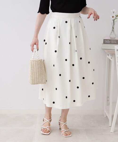 couture brooch(クチュールブローチ)の「◆【抜群の存在感でコーデの主役になる一着。】ポルカドットタックスカート(スカート・レディース・ブラック系/アイボリー系・36/38/40/42)」の14枚目の写真