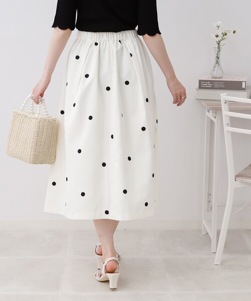 couture brooch(クチュールブローチ)の「◆【抜群の存在感でコーデの主役になる一着。】ポルカドットタックスカート(スカート・レディース・ブラック系/アイボリー系・36/38/40/42)」の20枚目の写真