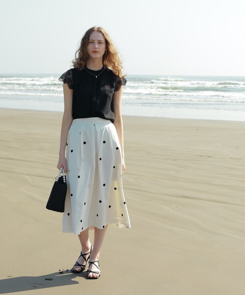 couture brooch(クチュールブローチ)の「◆【抜群の存在感でコーデの主役になる一着。】ポルカドットタックスカート(スカート・レディース・ブラック系/アイボリー系・36/38/40/42)」の7枚目の写真