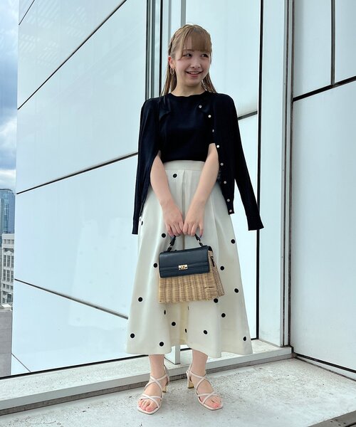 couture brooch(クチュールブローチ)の「◆【抜群の存在感でコーデの主役になる一着。】ポルカドットタックスカート(スカート・レディース・ブラック系/アイボリー系・36/38/40/42)」の12枚目の写真