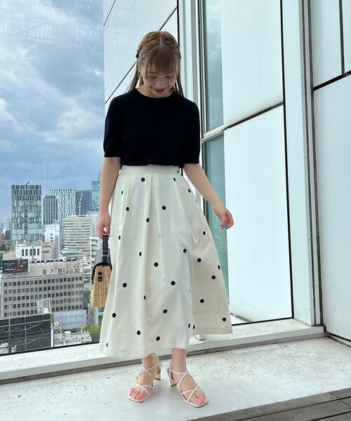 couture brooch(クチュールブローチ)の「◆【抜群の存在感でコーデの主役になる一着。】ポルカドットタックスカート(スカート・レディース・ブラック系/アイボリー系・36/38/40/42)」の18枚目の写真