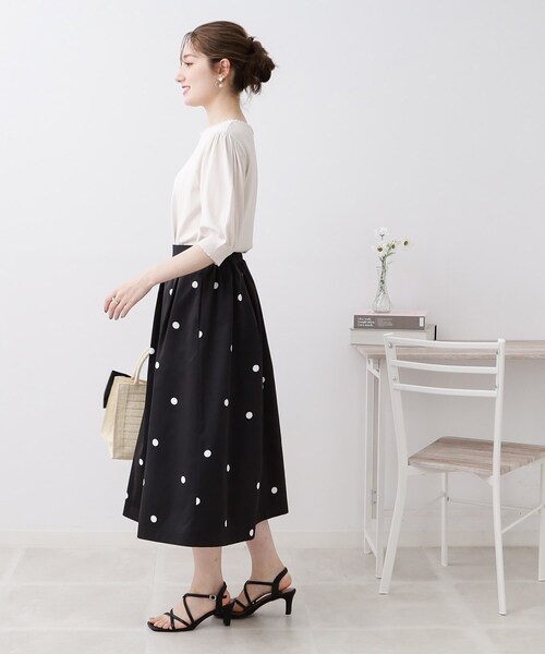 couture brooch(クチュールブローチ)の「◆【抜群の存在感でコーデの主役になる一着。】ポルカドットタックスカート(スカート・レディース・ブラック系/アイボリー系・36/38/40/42)」の21枚目の写真