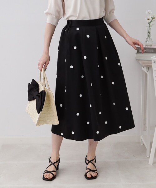 couture brooch(クチュールブローチ)の「◆【抜群の存在感でコーデの主役になる一着。】ポルカドットタックスカート(スカート・レディース・ブラック系/アイボリー系・36/38/40/42)」の8枚目の写真