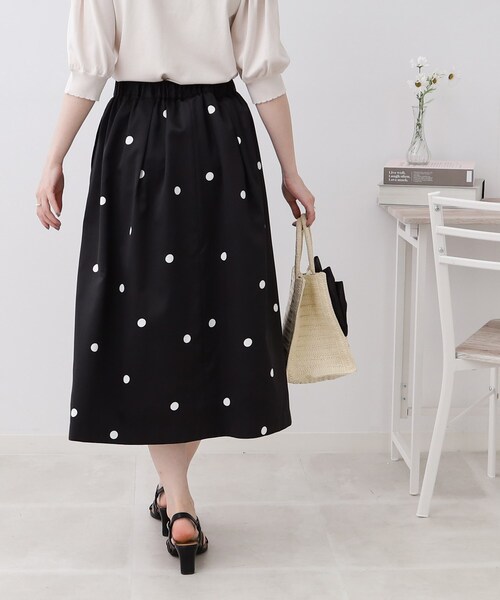 couture brooch(クチュールブローチ)の「◆【抜群の存在感でコーデの主役になる一着。】ポルカドットタックスカート(スカート・レディース・ブラック系/アイボリー系・36/38/40/42)」の19枚目の写真