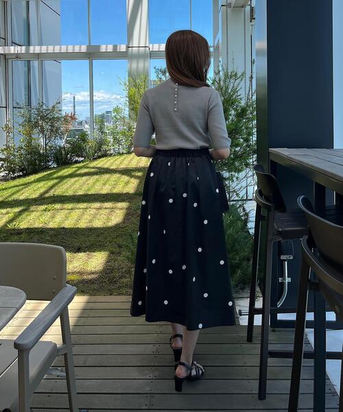couture brooch(クチュールブローチ)の「◆【抜群の存在感でコーデの主役になる一着。】ポルカドットタックスカート(スカート・レディース・ブラック系/アイボリー系・36/38/40/42)」の5枚目の写真