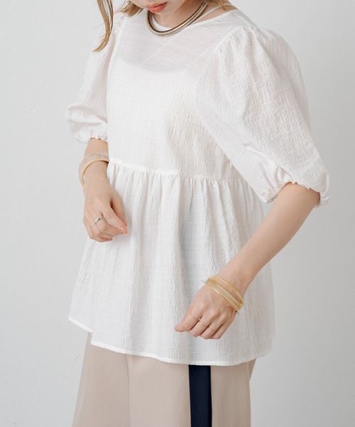 Omekashi（オメカシ）の「バックオープンペプラムブラウス（シャツ/ブラウス・レディース・ブラック/ブルー/ベージュ/オフホワイト・FREE）」の5枚目の写真