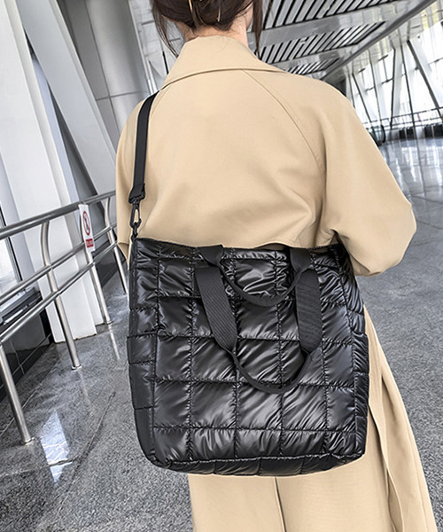 c.u.l(シーユーエル)の「キルティング ナイロンショルダーバッグ cula667(ショルダーバッグ・レディース・ブラック/シルバー・FREE)」の3枚目の写真