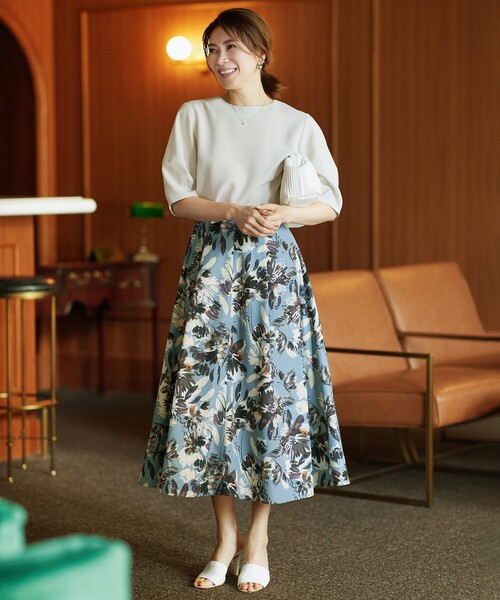 OPAQUE.CLIP(オペークドットクリップ)の「◆ビッグフラワープリントフレアスカート【洗濯機洗い可/イージーケア】(スカート・レディース・ベージュ系その他4/ブルー系5・40/38)」の1枚目の写真