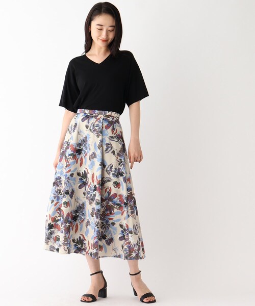 OPAQUE.CLIP(オペークドットクリップ)の「◆ビッグフラワープリントフレアスカート【洗濯機洗い可/イージーケア】(スカート・レディース・ベージュ系その他4/ブルー系5・40/38)」の3枚目の写真